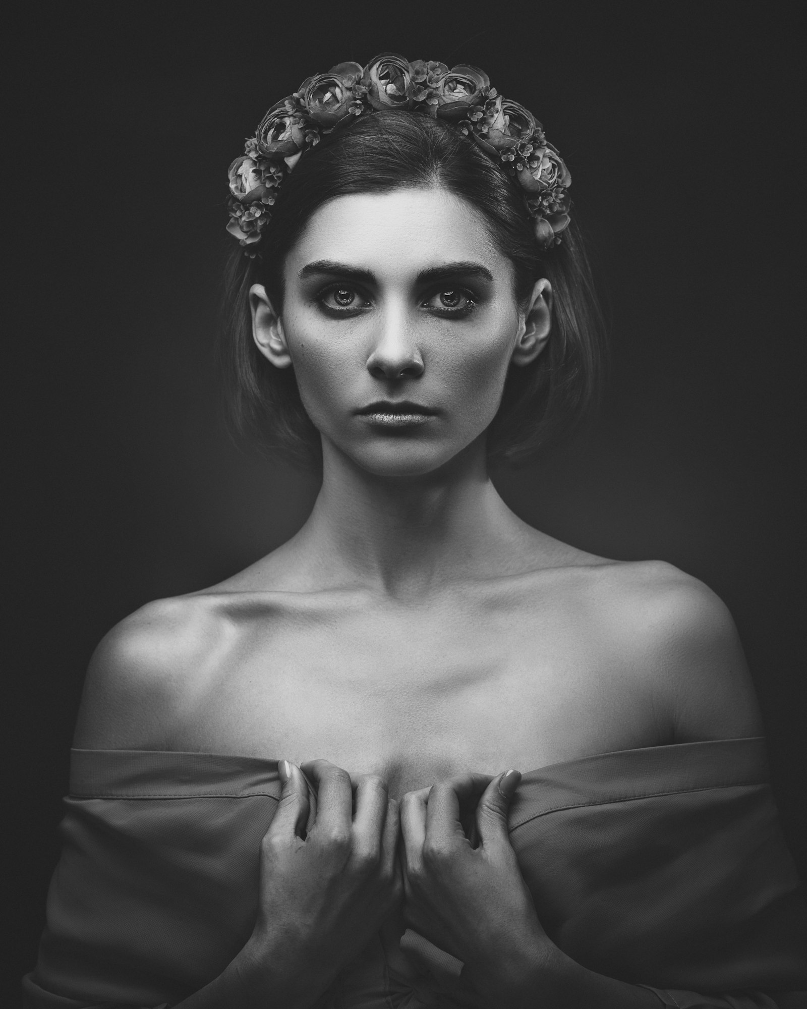 Portret kobiety w kwiatowym wianku — editorial Studia EstaBella